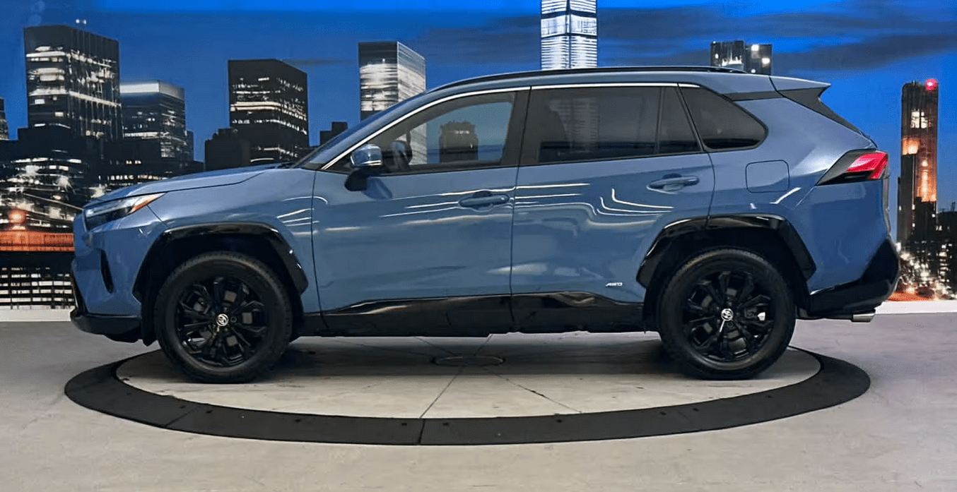 Image of 2022 Toyota RAV4 Hybrid SE