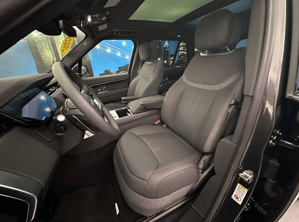 Image of 2025 Land Rover Range Rover P400 SE