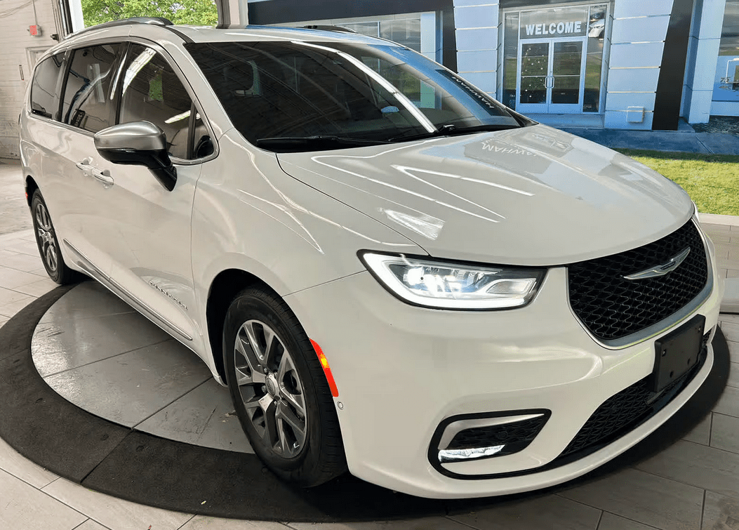 2023 Chrysler Pacifica Hybrid Pinnacle's photo