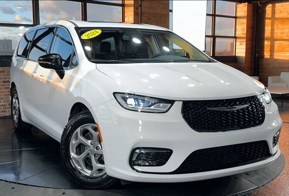 2024 Chrysler Pacifica Limited's photo